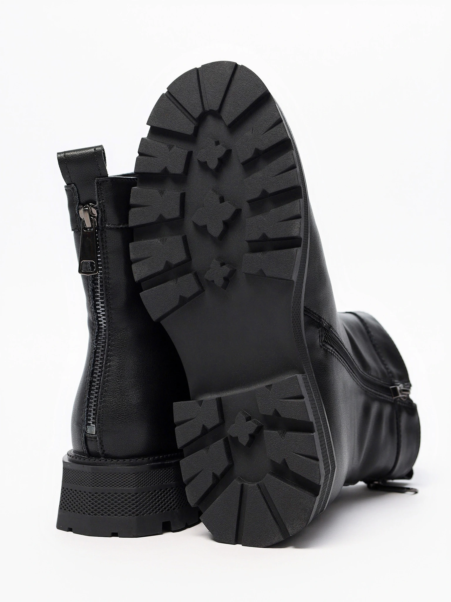 Ботинки черного цвета с декоративной молнией сзади